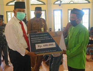 Pjs Siak Serahkan Zakat Tahap IV 2020 di Bungaraya